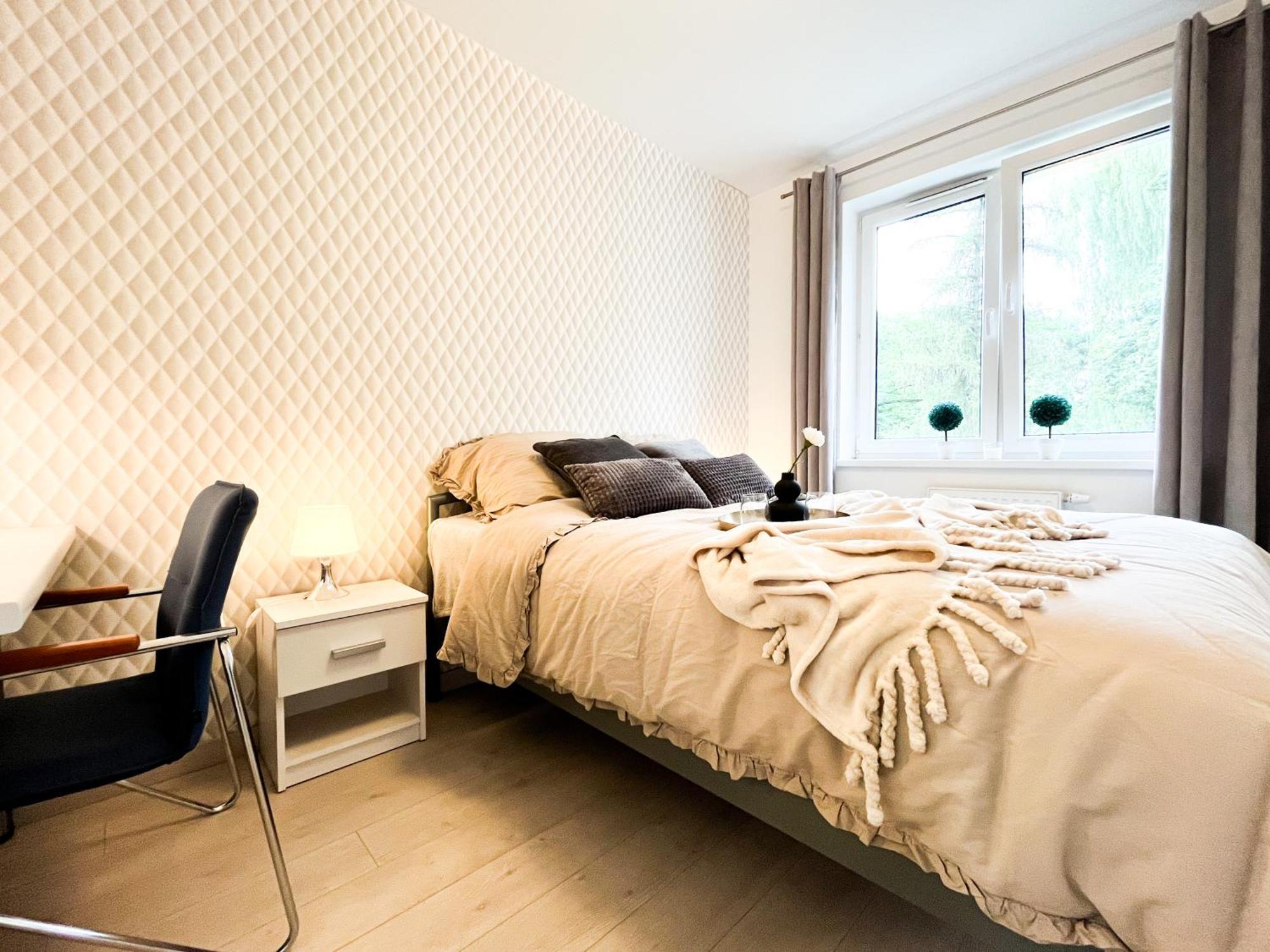 Walk To Park, Modern 2bd Kitchen! Balcony, Parking