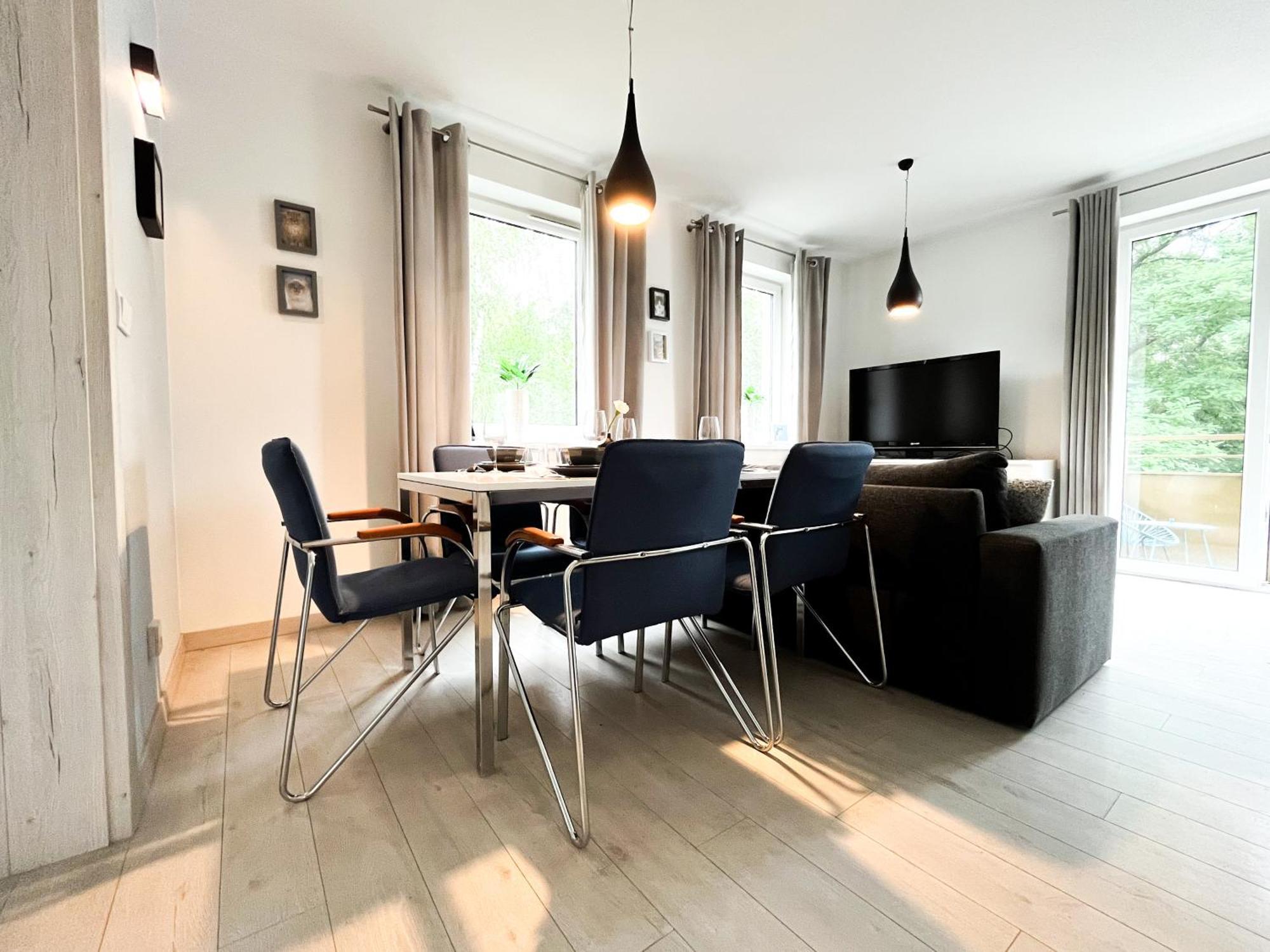Apartment Walk To Park, Modern 2bd Kitchen! Balcony, Parking *