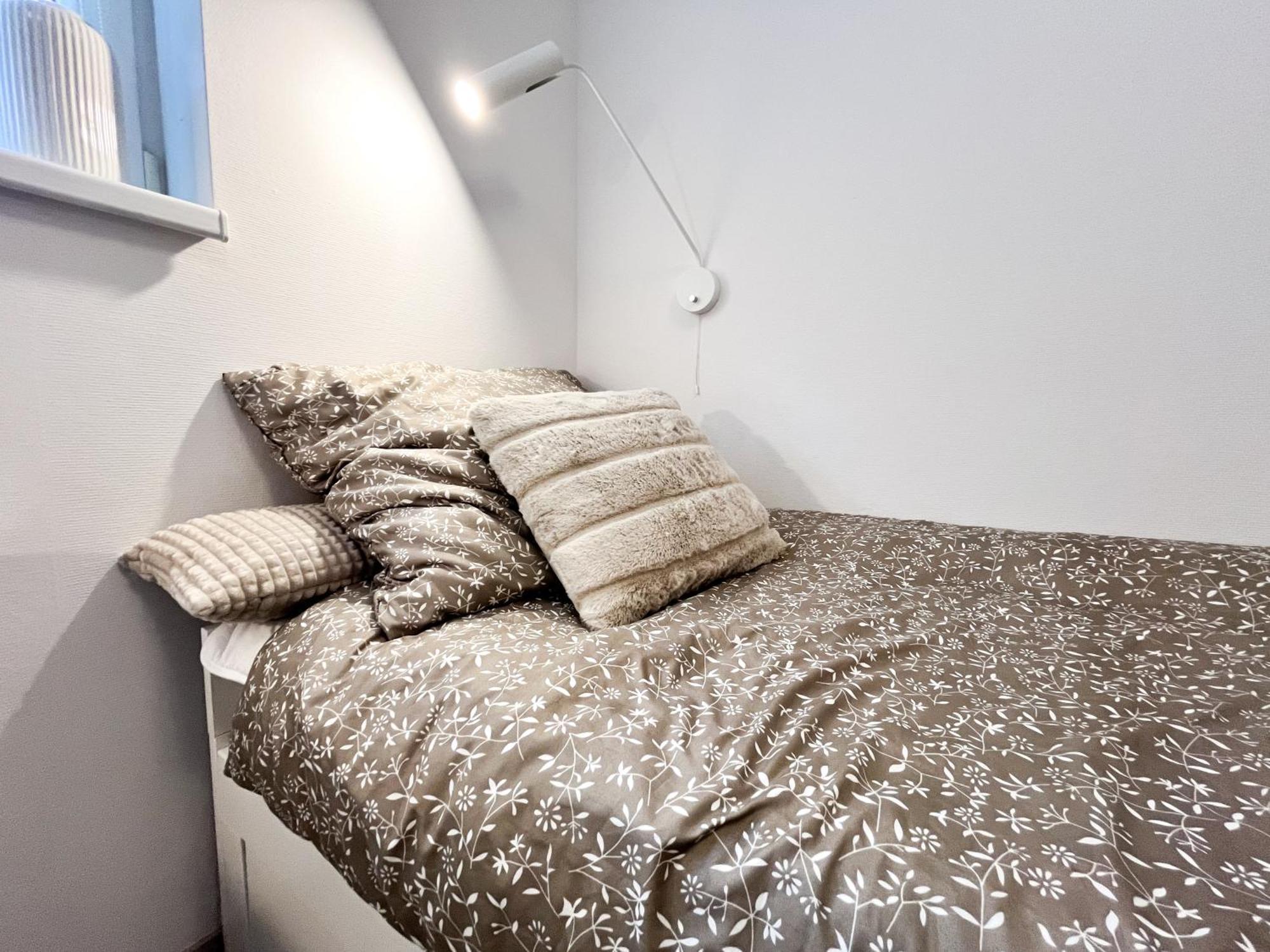 Walk To Park, Modern 2bd Kitchen! Balcony, Parking Apartment *