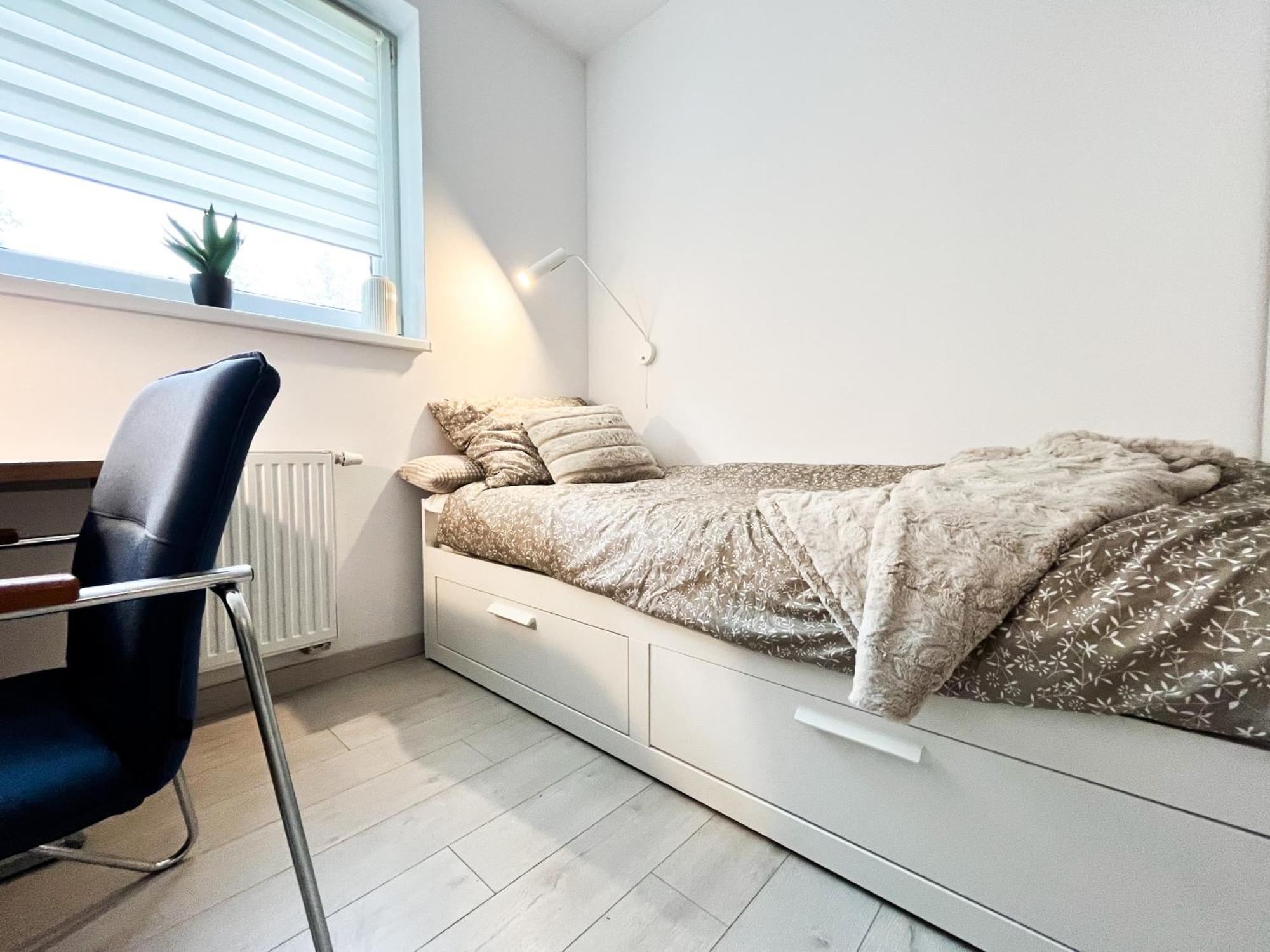 Walk To Park, Modern 2bd Kitchen! Balcony, Parking *