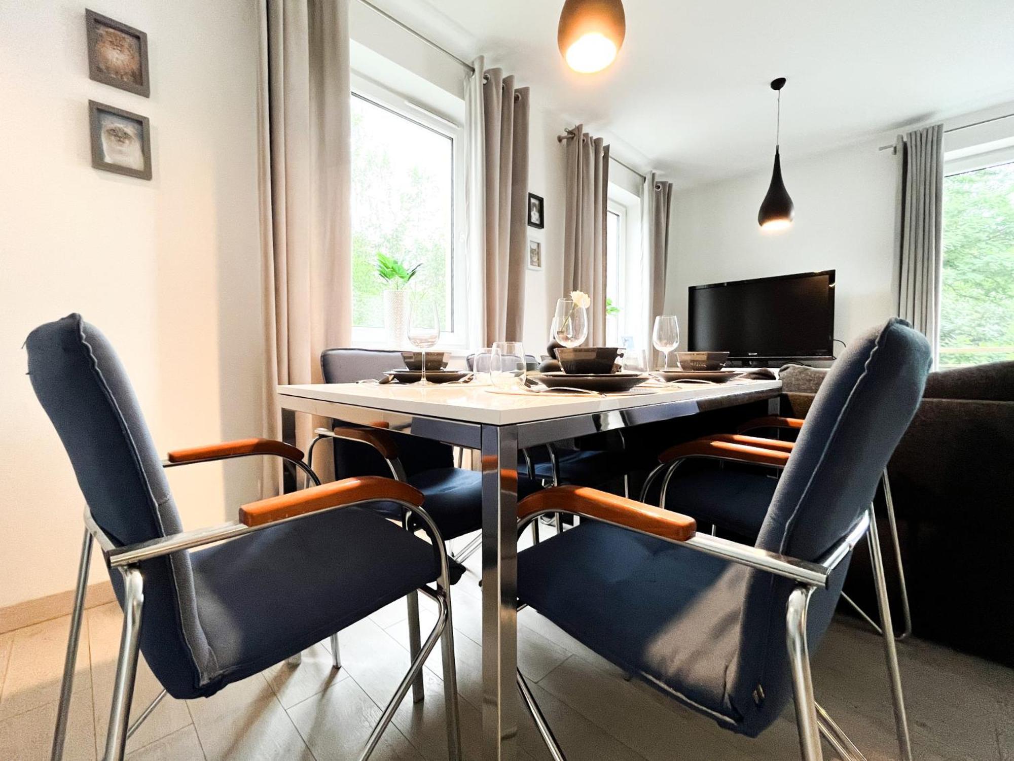 Walk To Park, Modern 2bd Kitchen! Balcony, Parking Apartment *