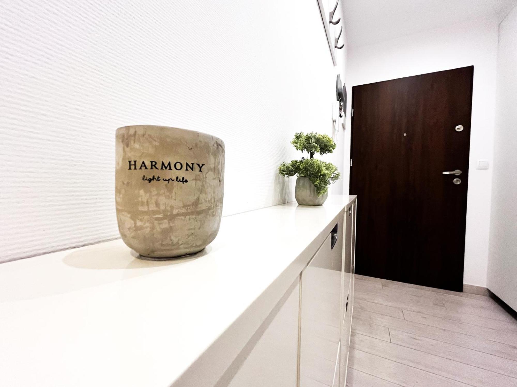 Apartment Walk To Park, Modern 2bd Kitchen! Balcony, Parking *