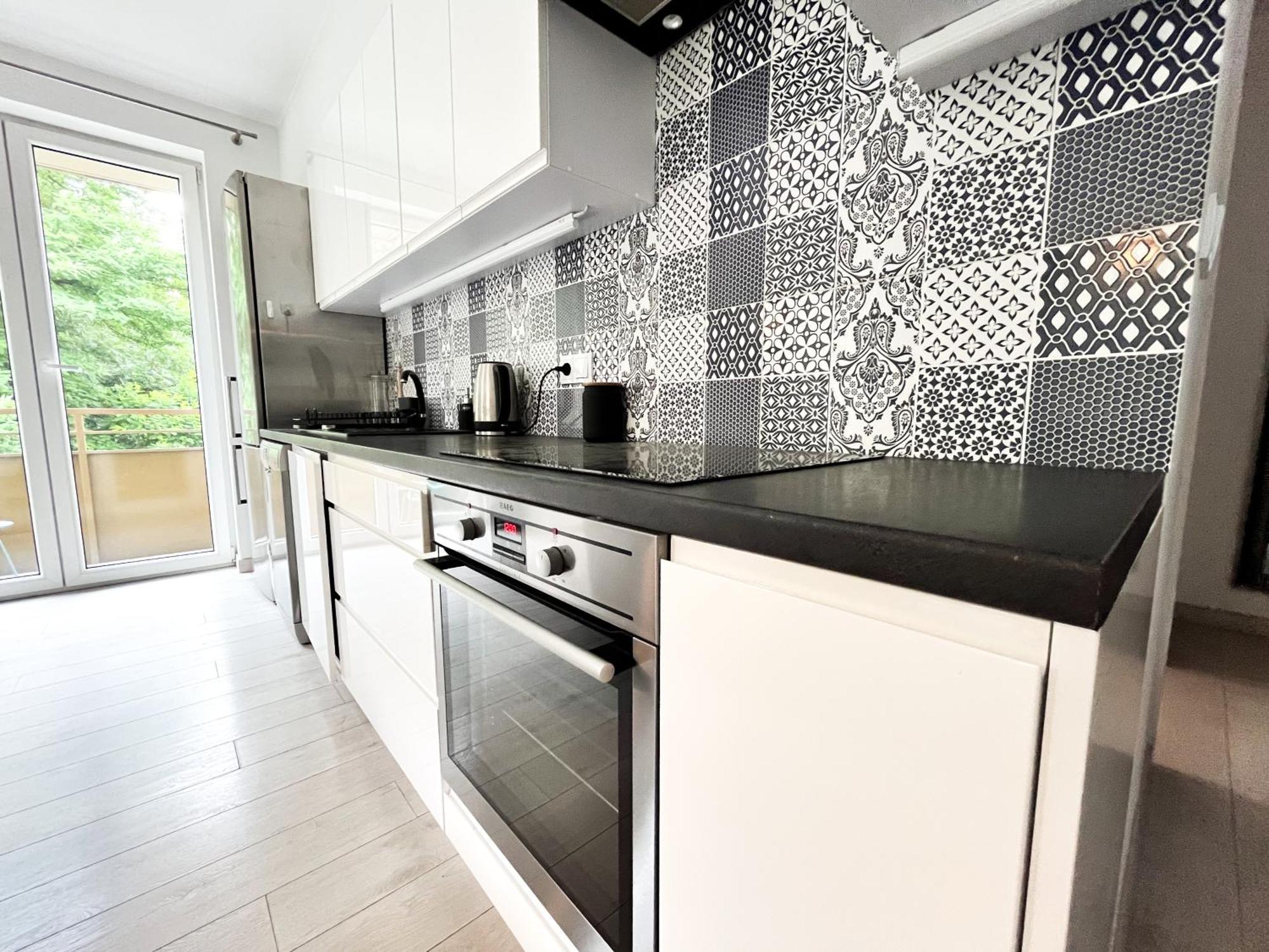 Walk To Park, Modern 2bd Kitchen! Balcony, Parking