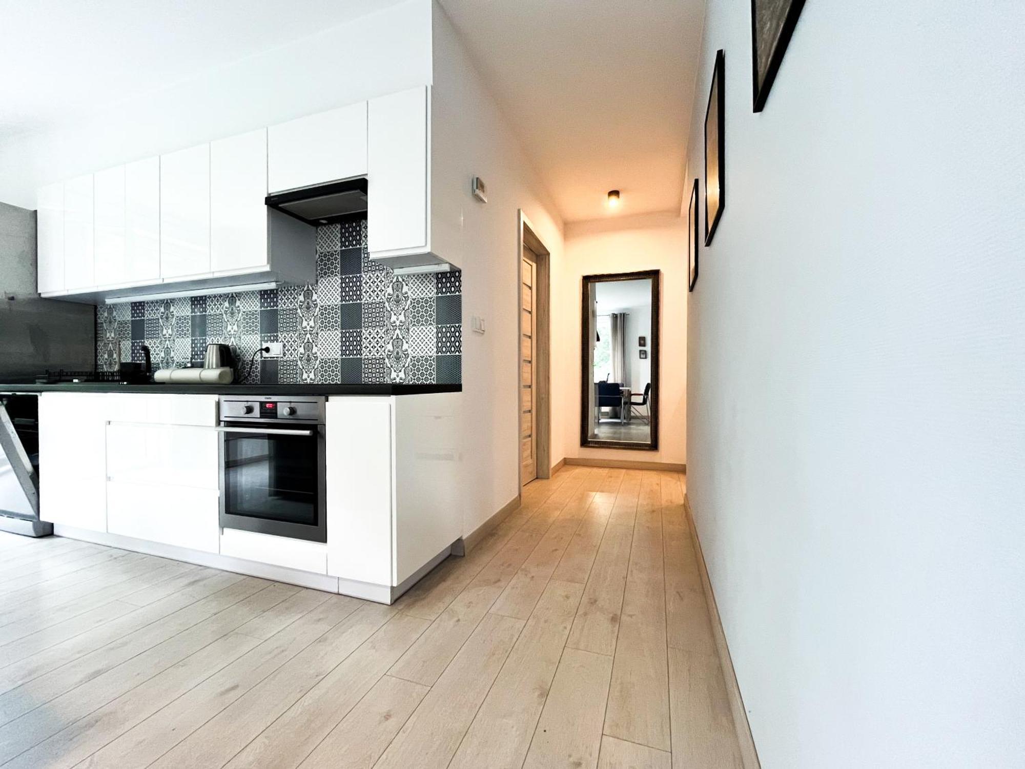 Apartment Walk To Park, Modern 2bd Kitchen! Balcony, Parking Wroclaw