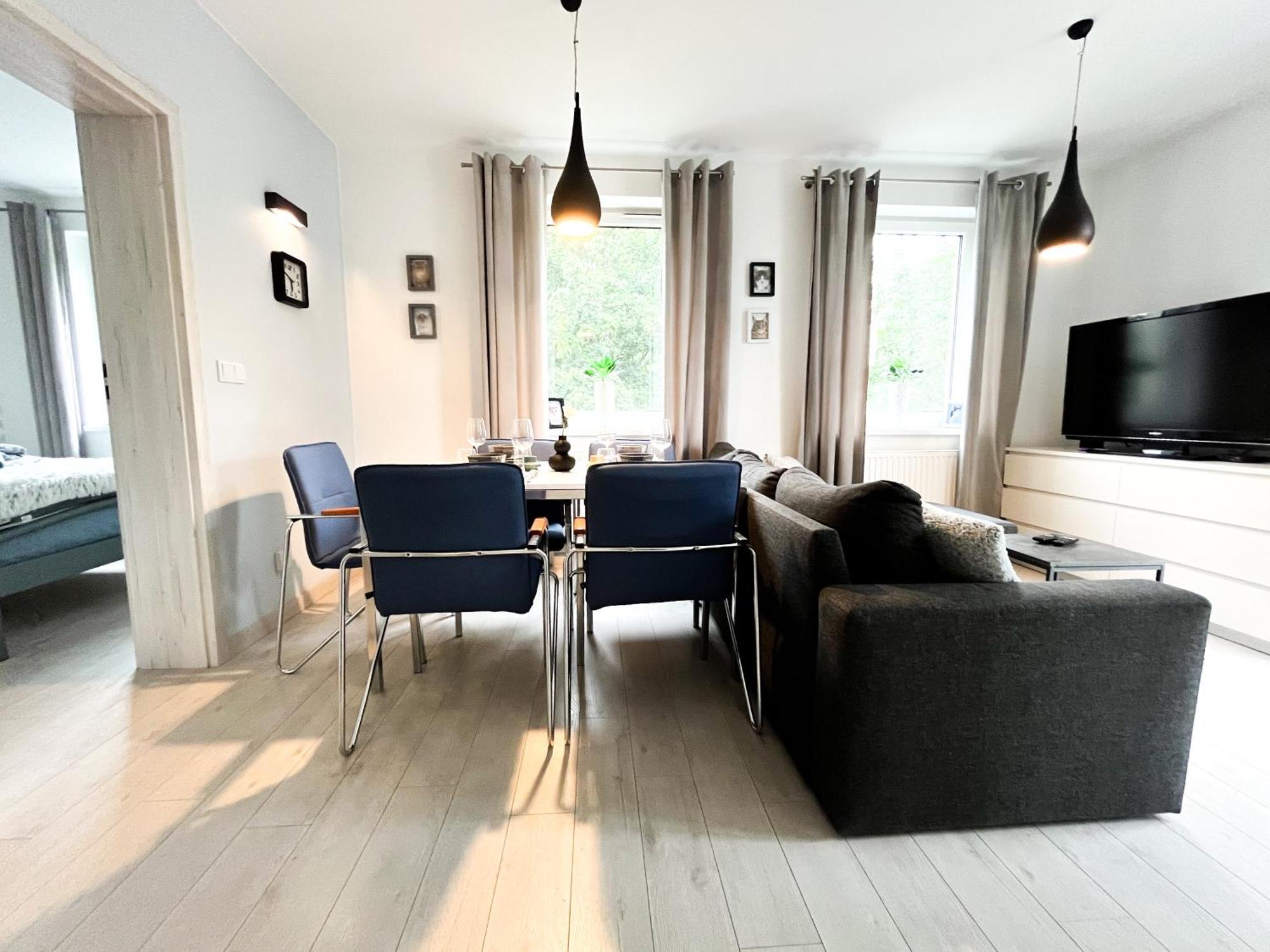 Walk To Park, Modern 2bd Kitchen! Balcony, Parking *