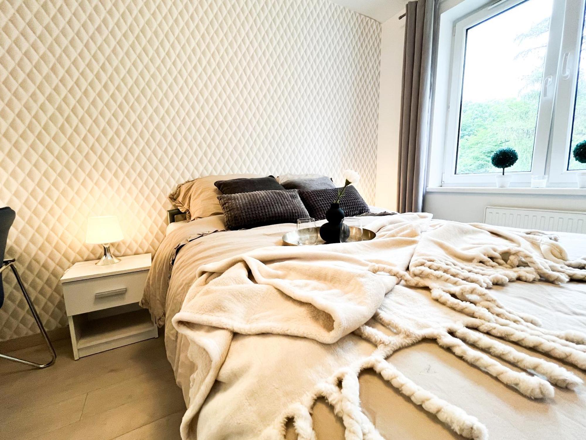 Apartment Walk To Park, Modern 2bd Kitchen! Balcony, Parking