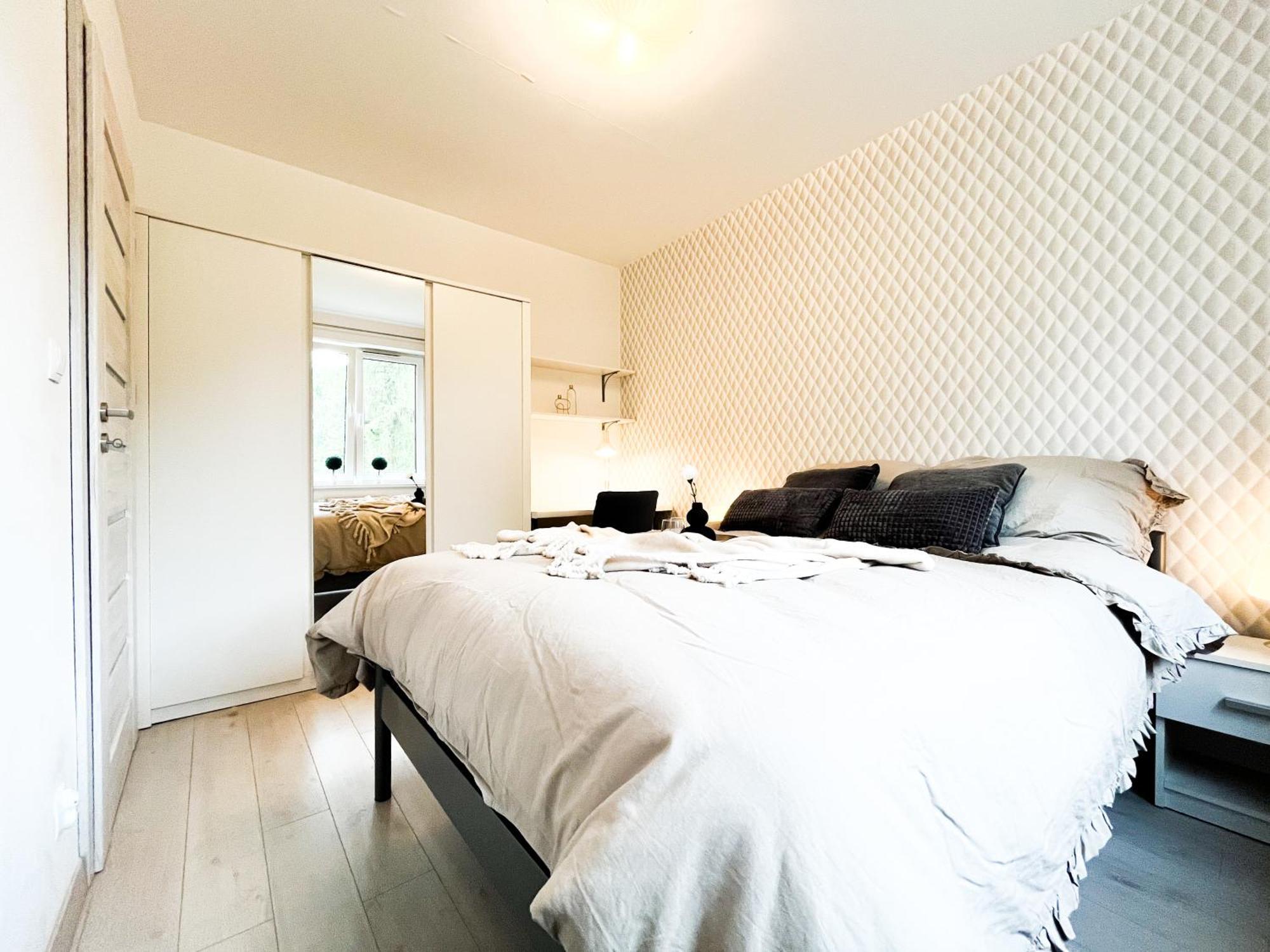 Apartment Walk To Park, Modern 2bd Kitchen! Balcony, Parking Wroclaw