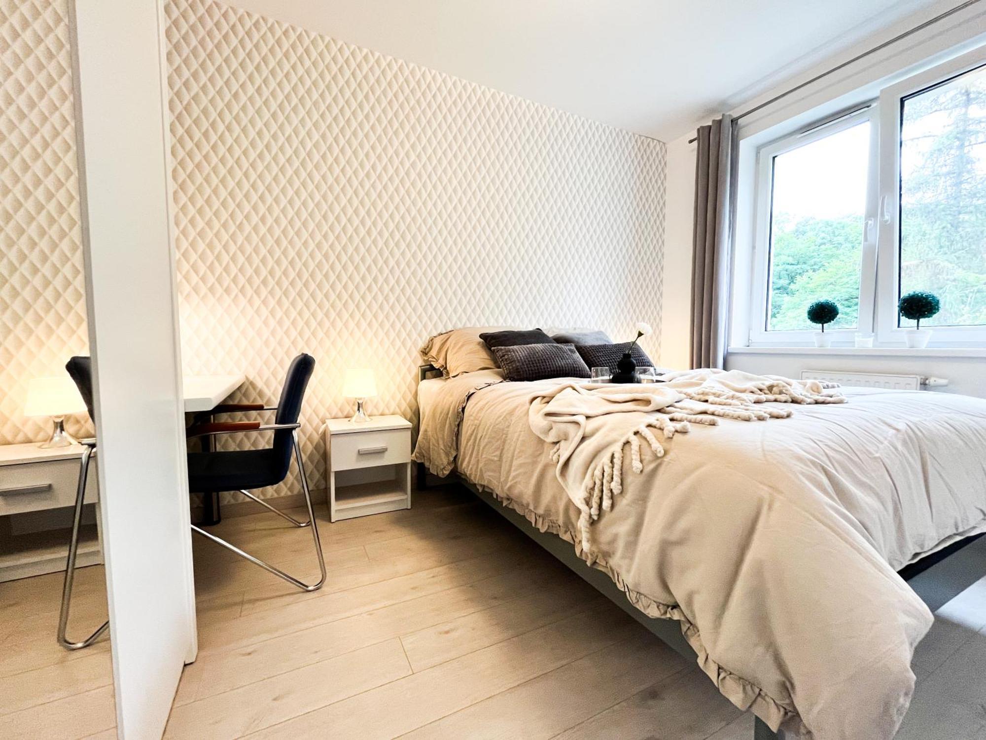 Walk To Park, Modern 2bd Kitchen! Balcony, Parking Apartment *